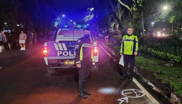 Innova Reborn Tabrak Pembatas Jalan di Jl Veteran Malang, Pengemudi Diduga Hilang Konsentrasi