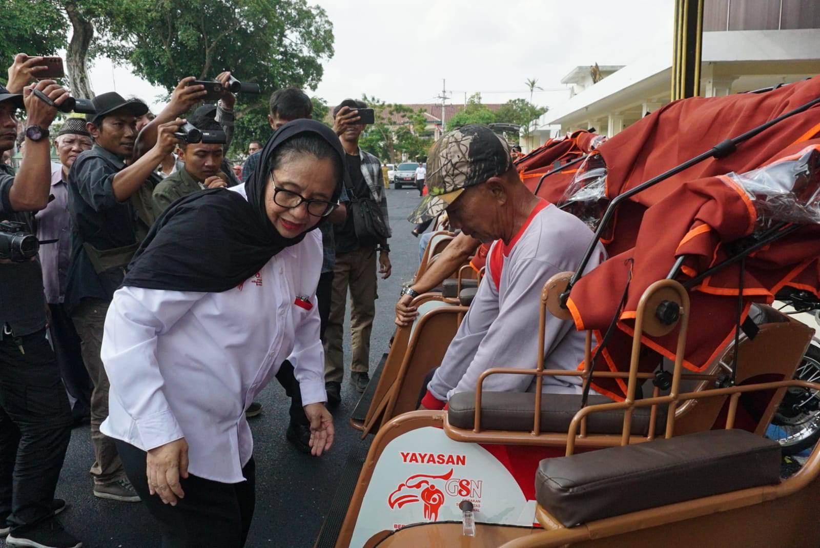 Tukang Becak di Jombang Sumringah Usai Terima Bantuan Becak Listrik dari Presiden Prabowo