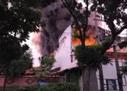 Gudang Plastik Bernilai Miliaran Rupiah di Mojongapit Jombang Terbakar Hebat