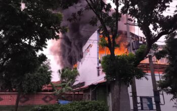 Gudang Plastik Bernilai Miliaran Rupiah di Mojongapit Jombang Terbakar Hebat