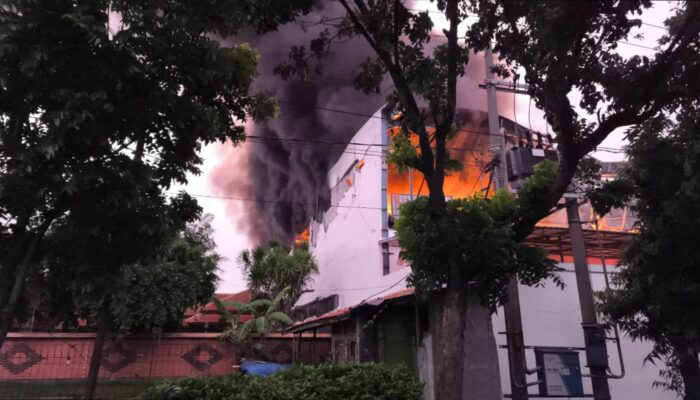 Gudang Plastik Bernilai Miliaran Rupiah di Mojongapit Jombang Terbakar Hebat