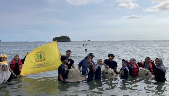 Belajar Isu Sosial Lewat Aksi Nyata, Mahasiswa Unira Tanam Terumbu Karang