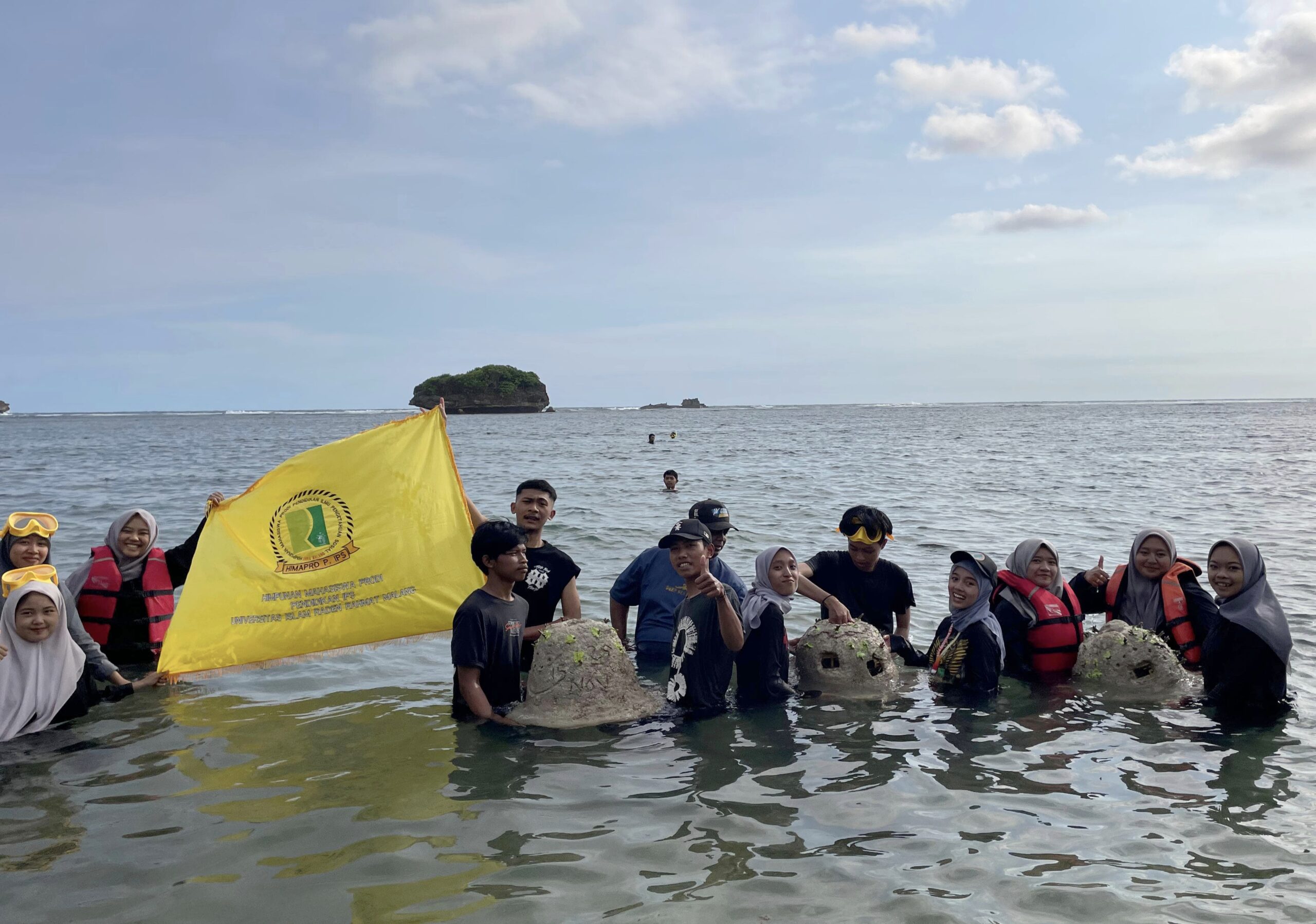 Dalam rangka Sosphoria Dies Natalis Himpunan Mahasiswa Program Studi Pendidikan IPS Universitas Raden Rahmat (Unira) Malang, sebanyak 35 mahasiswa menggelar aksi sosial penanaman terumbu karang di kawasan pesisir.