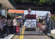 Aliansi Pro Publik Demo Tuntut Pembongkaran Tembok Batas Perumahan Griyashanta Malang