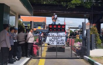 Aliansi Pro Publik Demo Tuntut Pembongkaran Tembok Batas Perumahan Griyashanta Malang