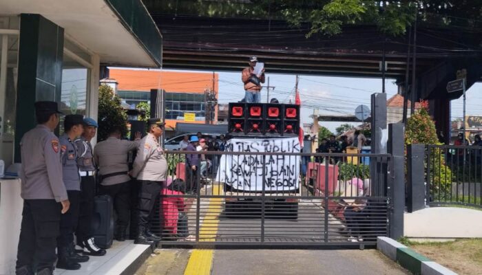 Aliansi Pro Publik Demo Tuntut Pembongkaran Tembok Batas Perumahan Griyashanta Malang