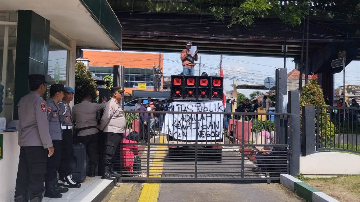 Aliansi Pro Publik Demo Tuntut Pembongkaran Tembok Batas Perumahan Griyashanta Malang