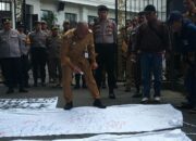 Ratusan Massa Aliansi Pro Publik Geruduk Balai Kota Malang, Bakar Ban hingga Serahkan Tuntutan ke Sekda