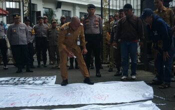 Ratusan Massa Aliansi Pro Publik Geruduk Balai Kota Malang, Bakar Ban hingga Serahkan Tuntutan ke Sekda