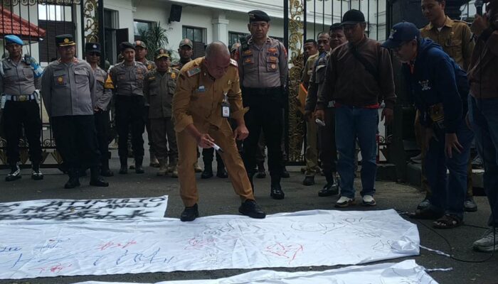 Ratusan Massa Aliansi Pro Publik Geruduk Balai Kota Malang, Bakar Ban hingga Serahkan Tuntutan ke Sekda