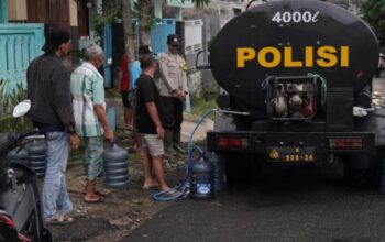 Polres Malang Distribusikan Air Bersih untuk Warga Terdampak Longsor Sumberngepoh Lawang