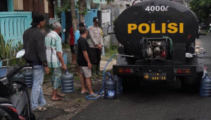 Polres Malang Distribusikan Air Bersih untuk Warga Terdampak Longsor Sumberngepoh Lawang