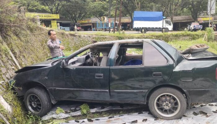 Mobil Sedan Terjun ke Jurang di Pujon, Tiga Orang Luka-Luka