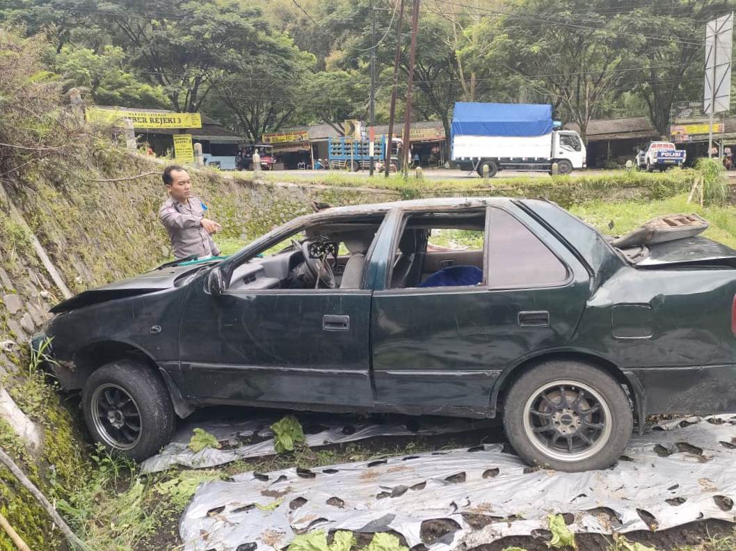 Mobil Sedan Terjun ke Jurang di Pujon, Tiga Orang Luka-Luka