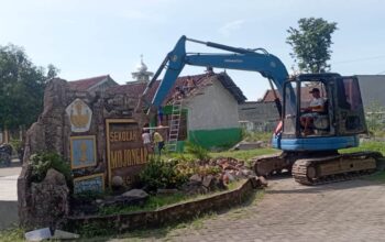 Beberapa Fasilitas Gedung SDN Mojongapit 3 Jombang Dibongkar untuk Didirikan Gerai Kopdes Merah Putih