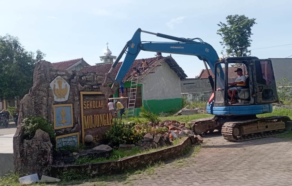 Beberapa Fasilitas Gedung SDN Mojongapit 3 Jombang Dibongkar untuk Didirikan Gerai Kopdes Merah Putih