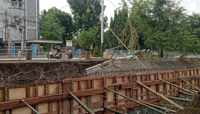 Pekerjaan Jembatan Gedung Kesenian Jombang Dipastikan Molor, Jadwal Proyek Diperpanjang