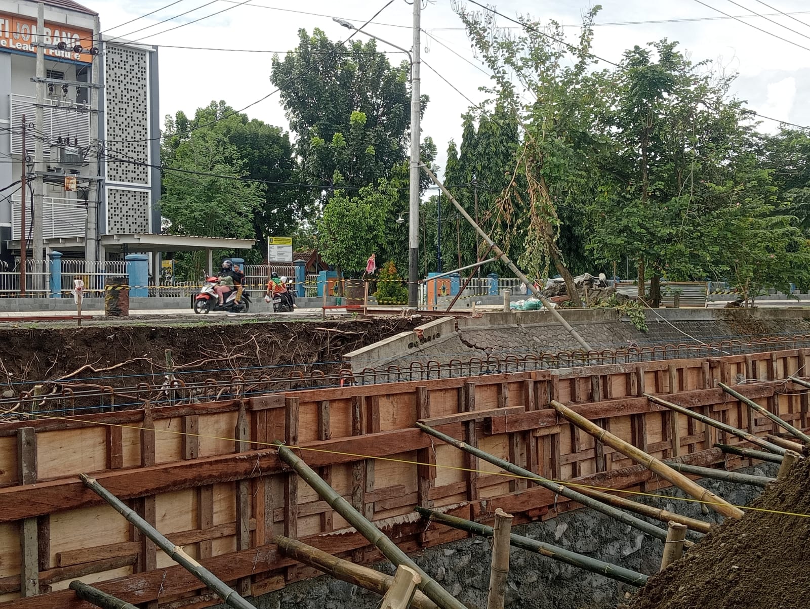 Proyek pembangunan jembatan akses Gedung Kesenian Jombang, Jawa Timur dipastikan mengalami pergeseran target penyelesaian, dari jadwal yang tertera dalam kontrak.