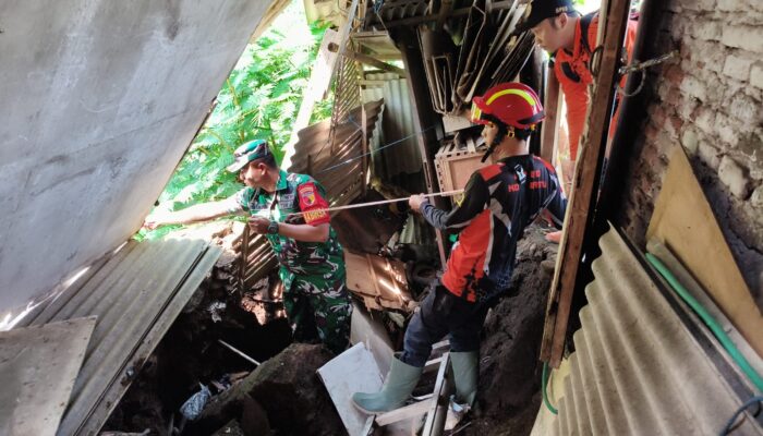 Hujan Deras Picu Longsor di Giripurno Batu, Dapur Rumah Warga Roboh Tertimbun Material Tebing