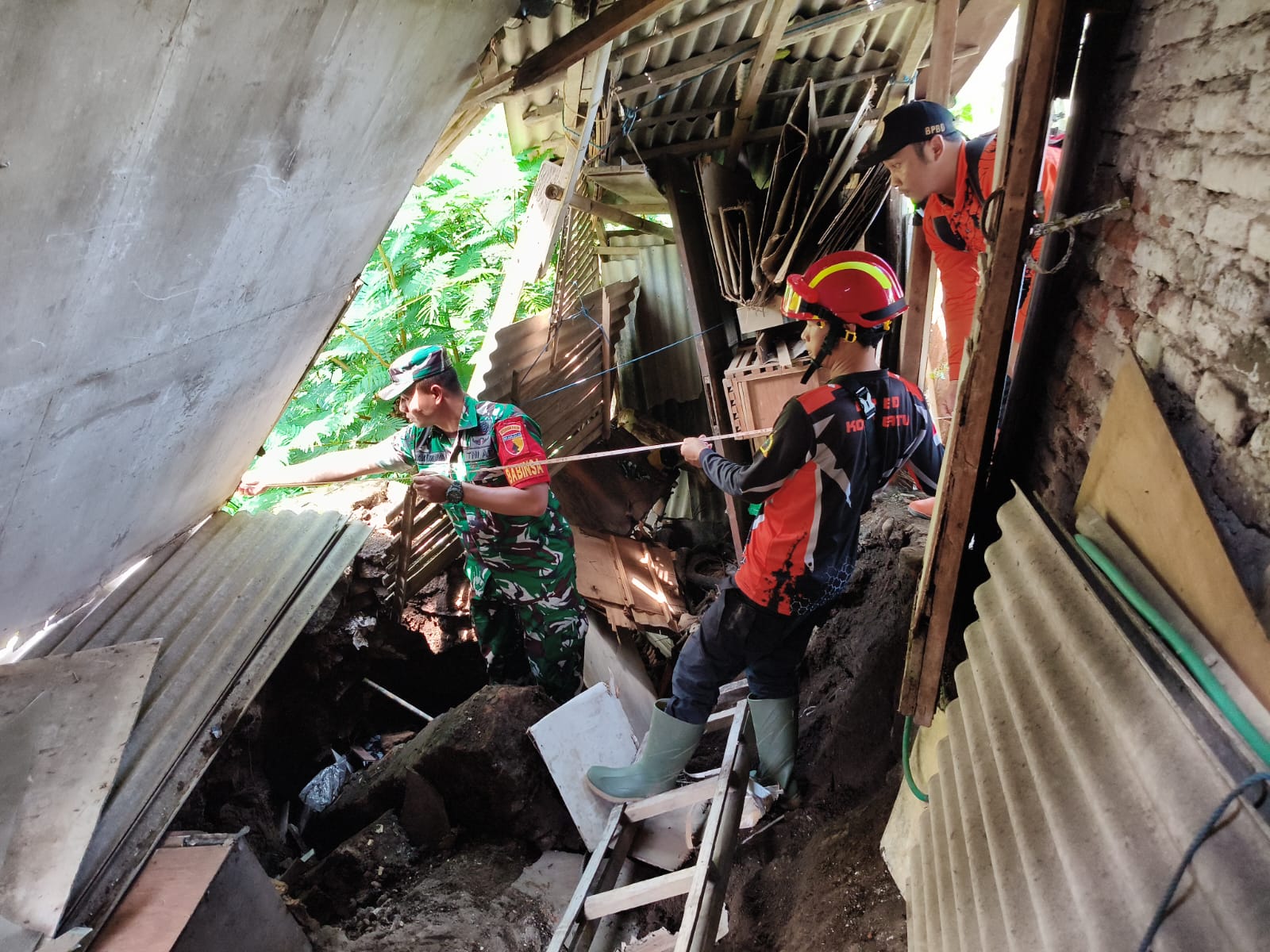 Hujan Deras Picu Longsor di Giripurno Batu, Dapur Rumah Warga Roboh Tertimbun Material Tebing