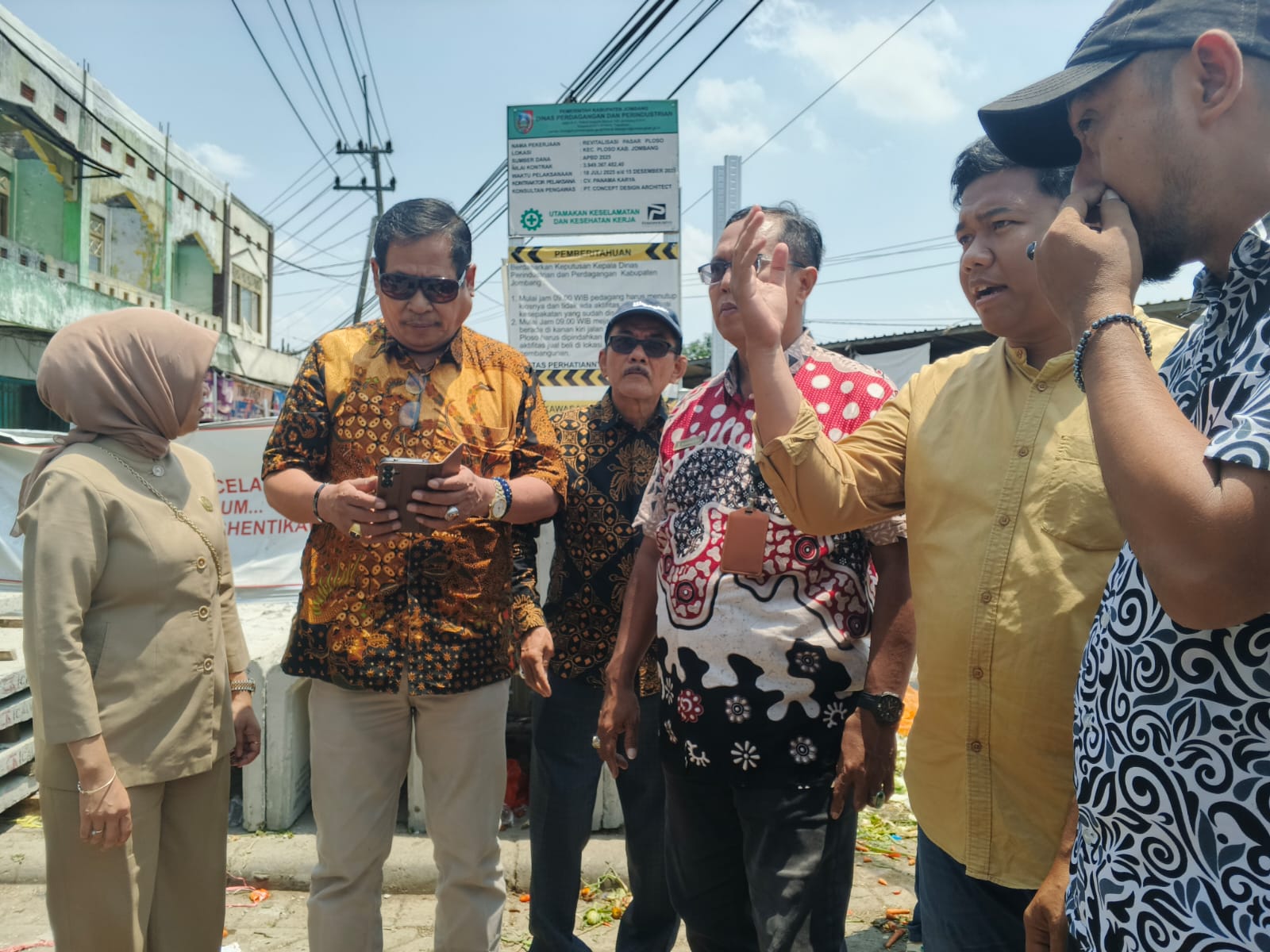 Komisi C DPRD Kabupaten Jombang, Jawa Timur menyoroti lambatnya progres dua proyek strategis yang dikerjakan Dinas Perdagangan dan Perindustrian (Disdagrin) Jombang.