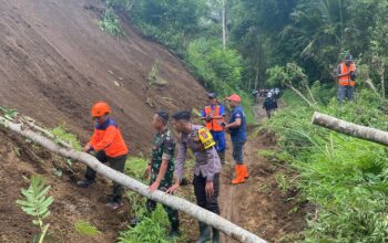 Longsor Tutup Jalan Antar Dusun di Tirtoyudo, Kapolsek: Aktivitas Warga Lumpuh Selama Berjam-Jam