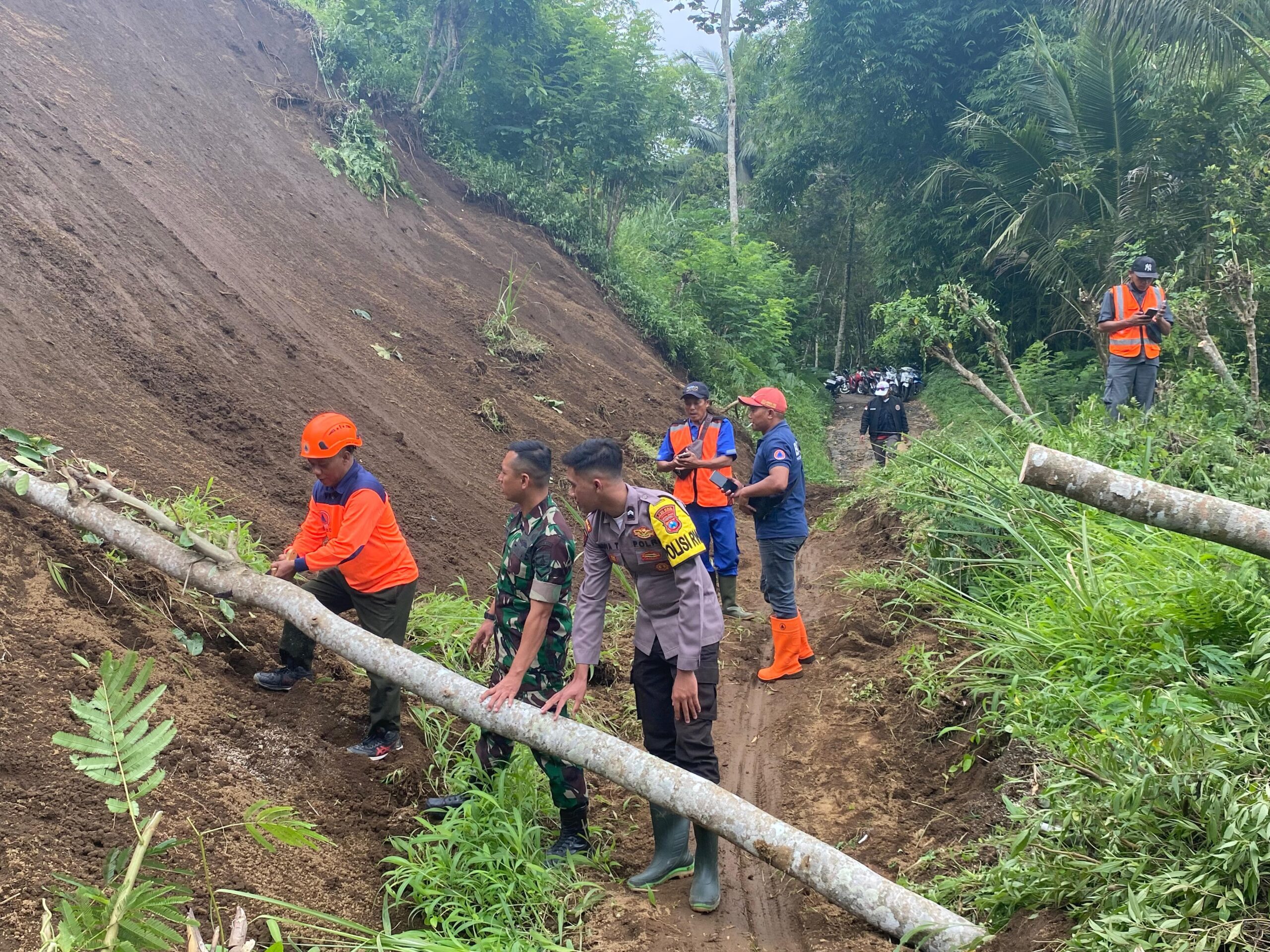 Longsor Tutup Jalan Antar Dusun di Tirtoyudo, Kapolsek: Aktivitas Warga Lumpuh Selama Berjam-Jam
