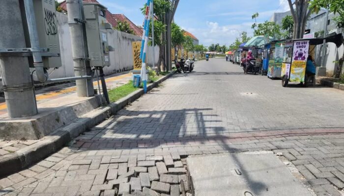 Paving dan Manhole di Sentra PKL Jombang Rusak, Pedagang Mengeluh