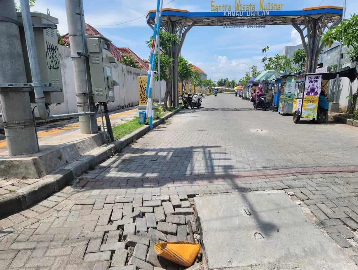 Belum setahun, paving dan manhole di pintu masuk sentra PKL Jalan KH Ahmad Dahlan, Jombang, Jawa Timur, rusak hingga dikeluhkan para pedagang.