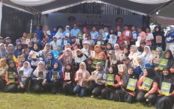Dinas Pendidikan dan Kebudayaan (Disdikbud) Kota Malang menggelar kegiatan senam bersama memperingati HUT ke 80 Persatuan Guru Republik Indonesia (PGRI), Minggu (14/12) di lapangan Poltekkom Kota Malang.