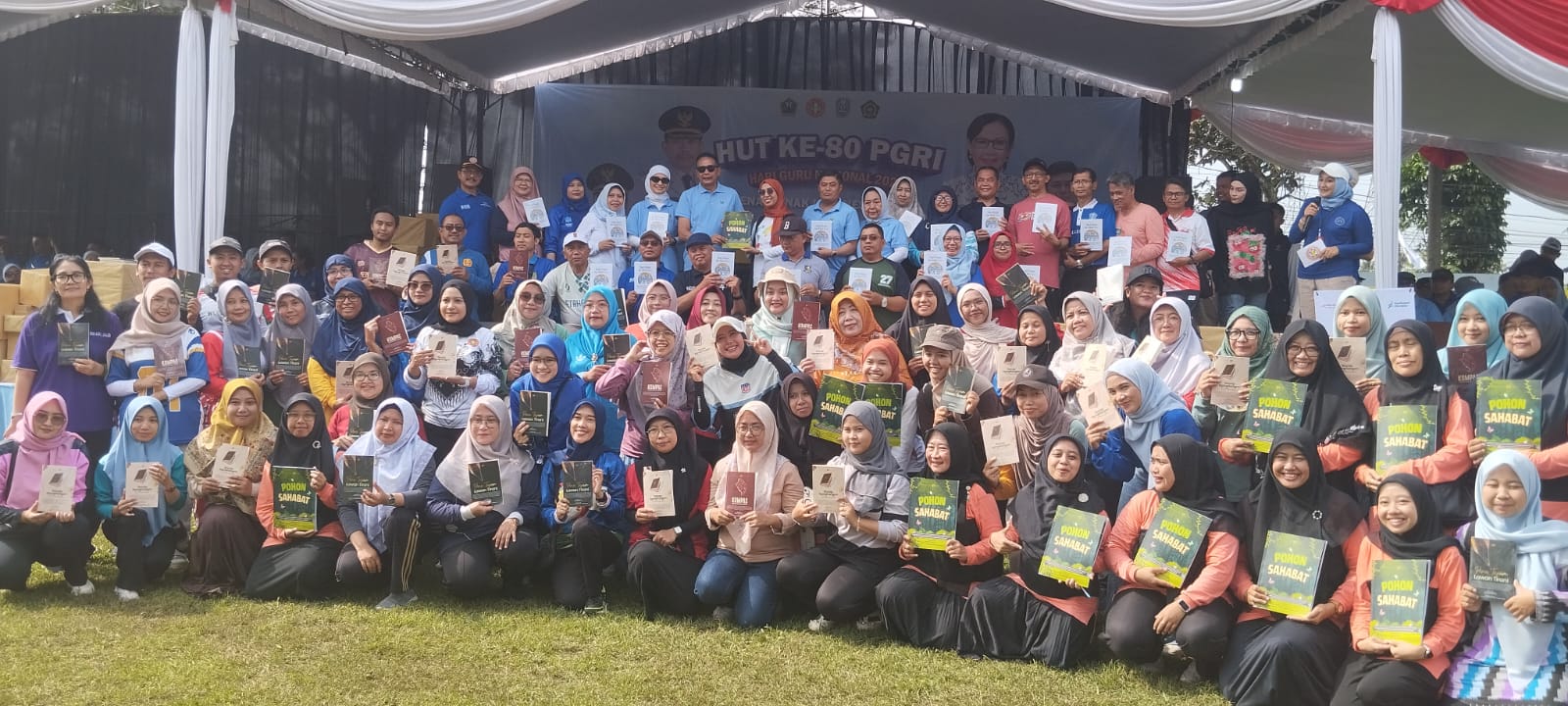 Dinas Pendidikan dan Kebudayaan (Disdikbud) Kota Malang menggelar kegiatan senam bersama memperingati HUT ke 80 Persatuan Guru Republik Indonesia (PGRI), Minggu (14/12) di lapangan Poltekkom Kota Malang.