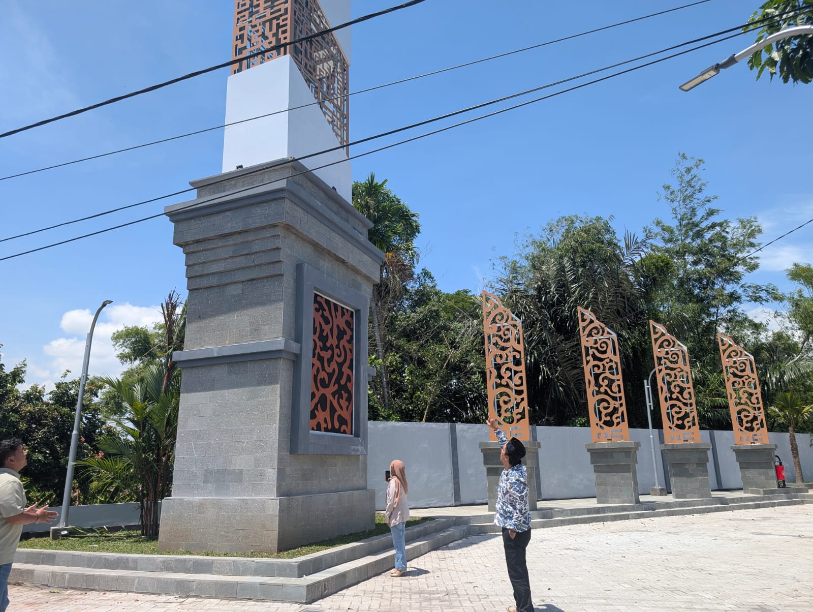 Inspeksi mendadak (sidak) yang dilakukan oleh anggota Komisi C DPRD Jombang, Jawa Timur, di lokasi tugu Jombang yang ambruk, anggota komisi C temukan fakta baru.