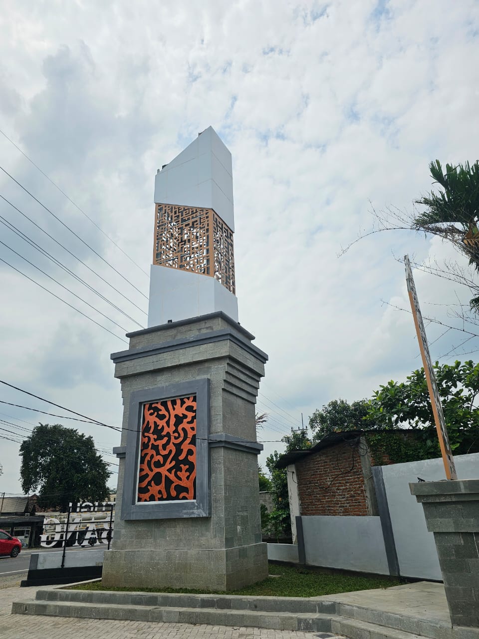 Ambruknya ornamen Aluminium Composite Panel (ACP) pada proyek pembangunan tugu senilai Rp1 miliar di Kecamatan Bandarkedungmulyo, Kabupaten Jombang, Jawa Timur menuai sorotan tajam dari kalangan aktivis.