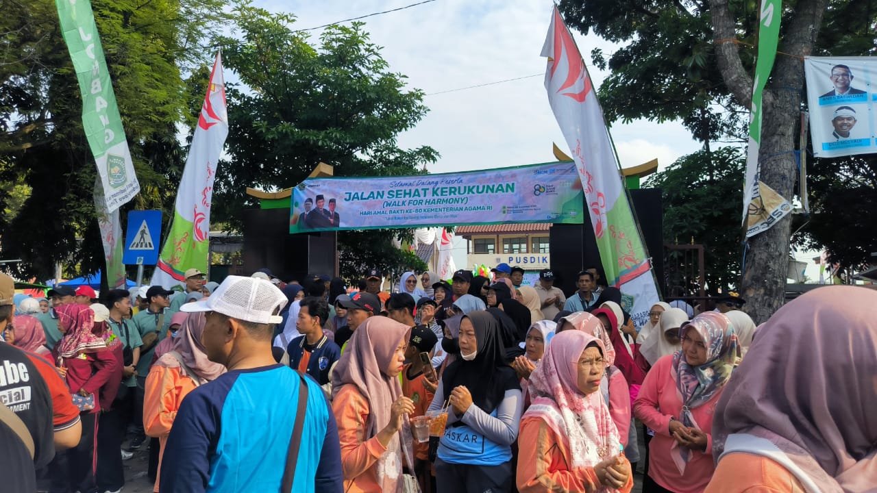 Memperingati hari amal bakti (HAB) ke 80, Kantor Kementrian Agama (Kemenag) Kabupaten Jombang, Jawa Timur, menggelar jalan sehat kerukunan yang di pusdiklatcab Pramuka, Ngoro Jombang.