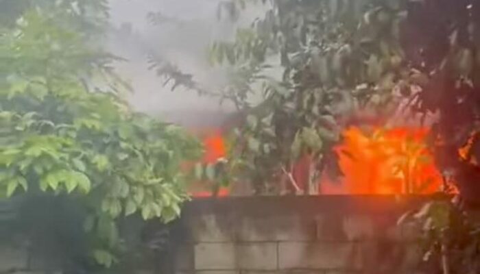 Diduga Korsleting Listrik, Rumah Warga di Palmerah Kota Malang Terbakar