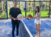 Tren olahraga padel mulai merambah Kota Batu. Senyum World Hotel/Hotel Senyum resmi menghadirkan lapangan padel pertama di Kota Batu yang berlokasi di lantai 10 hotel, menawarkan pengalaman bermain berbeda dengan pemandangan alam terbuka dan udara sejuk pegunungan.