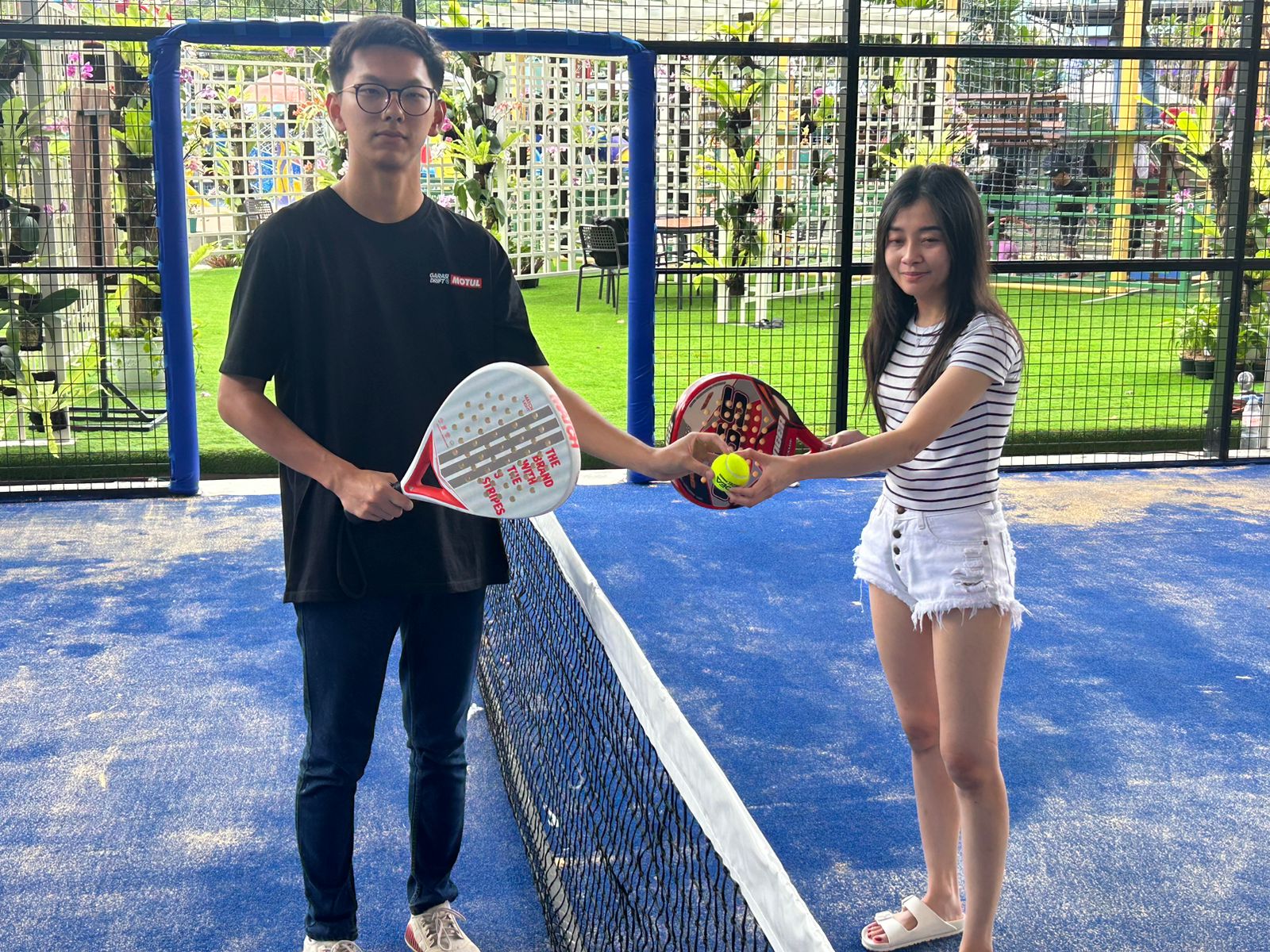 Tren olahraga padel mulai merambah Kota Batu. Senyum World Hotel/Hotel Senyum resmi menghadirkan lapangan padel pertama di Kota Batu yang berlokasi di lantai 10 hotel, menawarkan pengalaman bermain berbeda dengan pemandangan alam terbuka dan udara sejuk pegunungan.