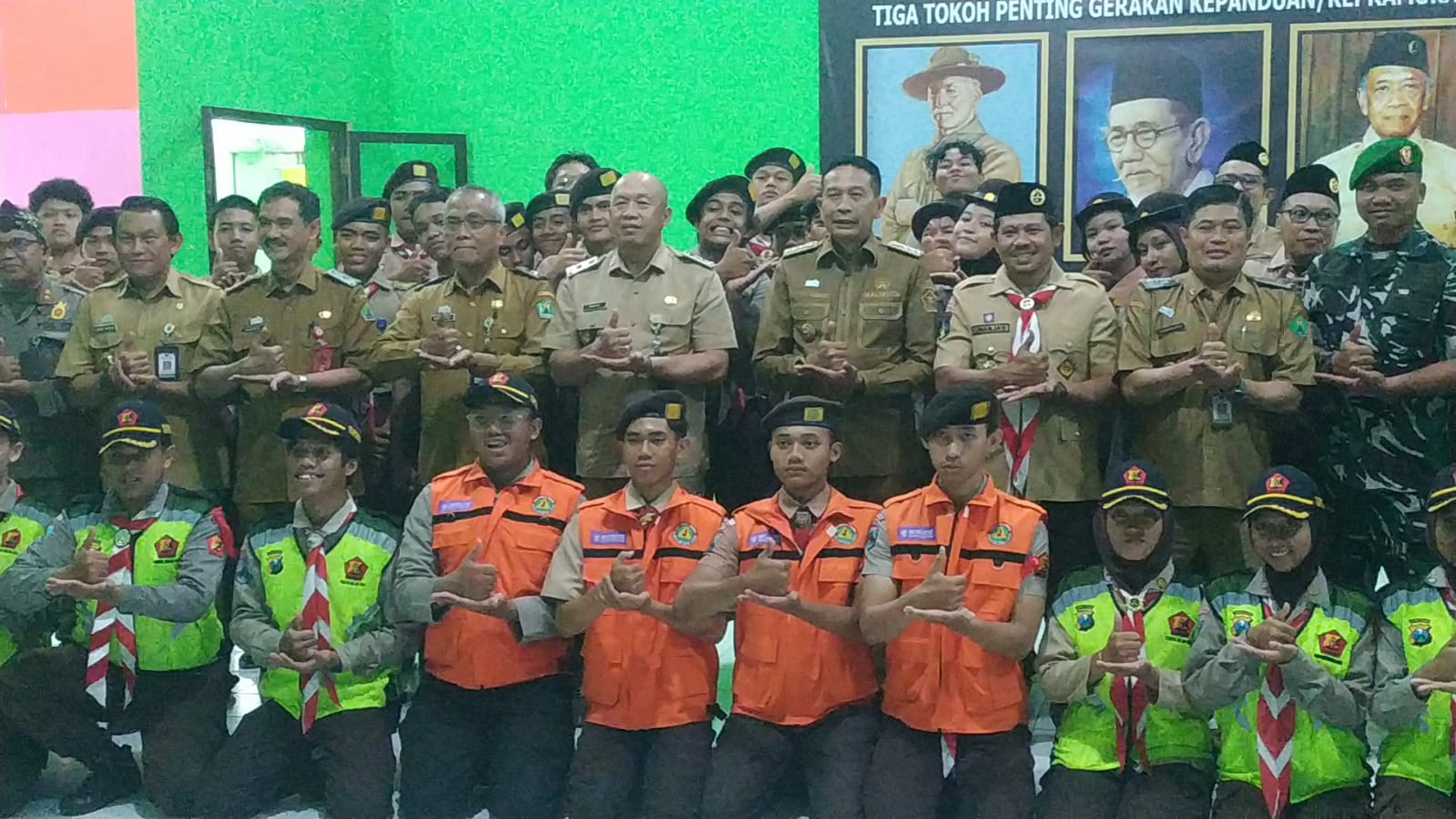 Menghadapi lonjakan aktivitas masyarakat pada perayaan Natal 2025 dan Tahun Baru 2026, Kwartir Cabang (Kwarcab) Pramuka Kota Malang ikut turun langsung ke lapangan. Sebanyak 111 anggota Pramuka disiagakan untuk memperkuat pengamanan Nataru bersama Polresta Malang Kota.