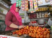 Jelang perayaan Natal 2025 dan Tahun Baru 2026, harga berbagai kebutuhan pokok di Jombang, Jawa Timur khususnya cabai dan bumbu dapur, terpantau mengalami penurunan signifikan di sejumlah pasar tradisional.