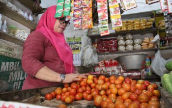 Jelang perayaan Natal 2025 dan Tahun Baru 2026, harga berbagai kebutuhan pokok di Jombang, Jawa Timur khususnya cabai dan bumbu dapur, terpantau mengalami penurunan signifikan di sejumlah pasar tradisional.