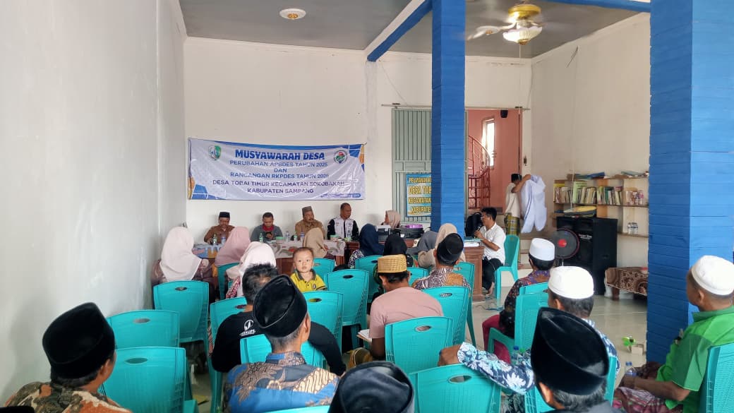Sampang_Tunjukkan komitmennya dalam membangun tata kelola desa yang transparan, partisipatif, dan berpihak pada kebutuhan masyarakat. Pemerintah Desa (Pemdes)Tobai Timur, Kecamatan Sokobanah, Kabupaten Sampang Madura, gelar Musyawarah Desa (Musdes) Perubahan APBDes Tahun 2025 Dan Rancangan RKPDes Tahun 2026. Minggu (28/10/25).