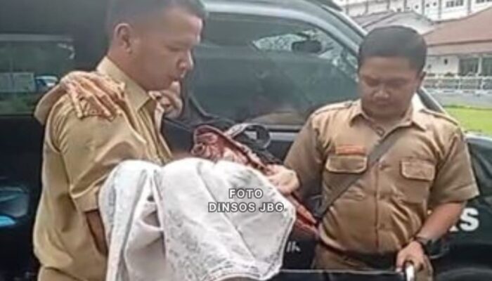 Terima Laporan Kades Ada Lansia Terlantar di SPBU Sambong, Dinsos Jombang Antar Pulang ke Kampung Halaman