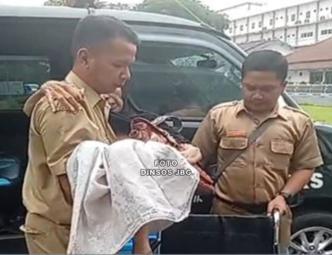 Dinas Sosial (Dinsos) Kabupaten Jombang, Jawa Timur, menangani seorang lansia terlantar di area SPBU Sambong setelah menerima laporan dari kepala Desa Sambong.