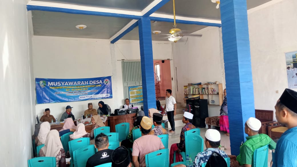 Pemerintah Desa Tobai Timur melaksakan MUSDes tentang penetapan Keluarga Penerima Manfaat (KPM) Bantuan Langsung Tunai (BLT) dan usulan penetapan KPM Bantuan Pangan Non Tunai (BPNT) di Balai Desa setempat, Sabtu (27/10/25)