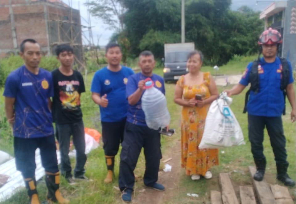 Teror Cobra di Permukiman Pakis, Damkar Kabupaten Malang Evakuasi Puluhan Anakan Ular Berbisa