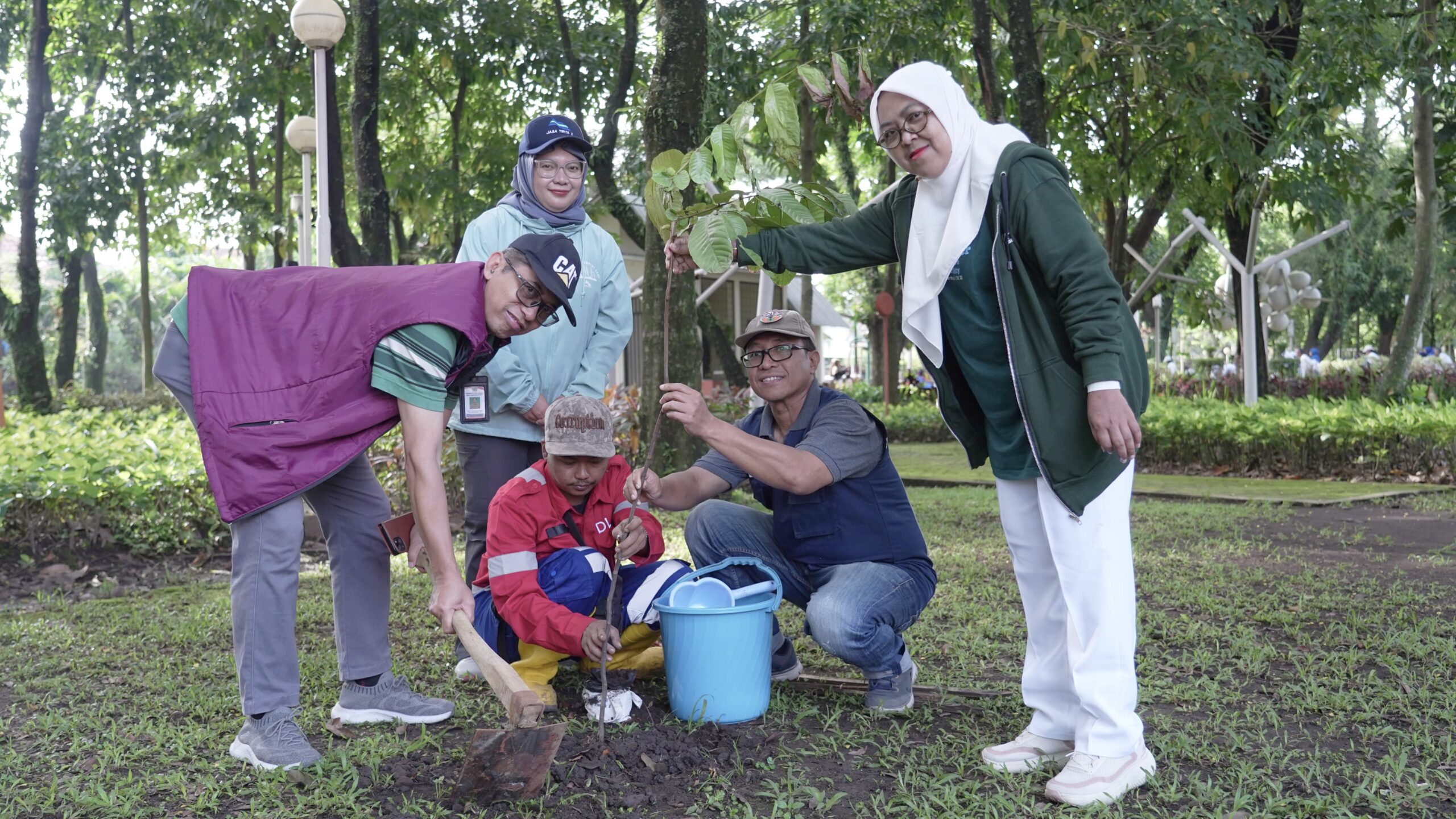 Perum Jasa Tirta I (PJT I) memanfaatkan momentum Hari Menanam Pohon Indonesia (HMPI) 2025 untuk menegaskan peran strategisnya sebagai pengelola sumber daya air melalui kegiatan ekologis yang digelar di area Car Free Day (CFD) Ijen, Kota Malang, Minggu (30/11/2025).