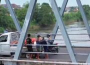 Pembuang Limbah di Jembatan Brantas Jombang Terekam Drone, Pelaku Diduga Panik dan Kabur