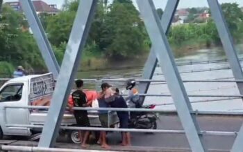 Pembuang Limbah di Jembatan Brantas Jombang Terekam Drone, Pelaku Diduga Panik dan Kabur