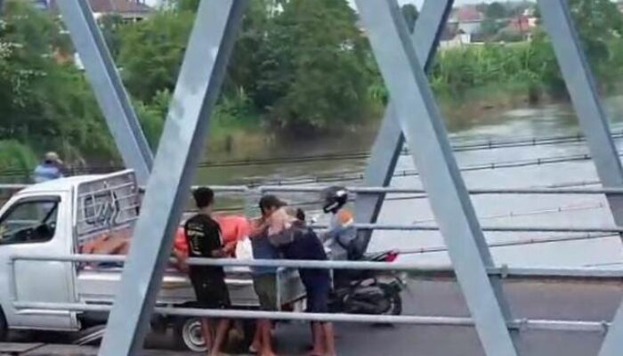Pembuang Limbah di Jembatan Brantas Jombang Terekam Drone, Pelaku Diduga Panik dan Kabur