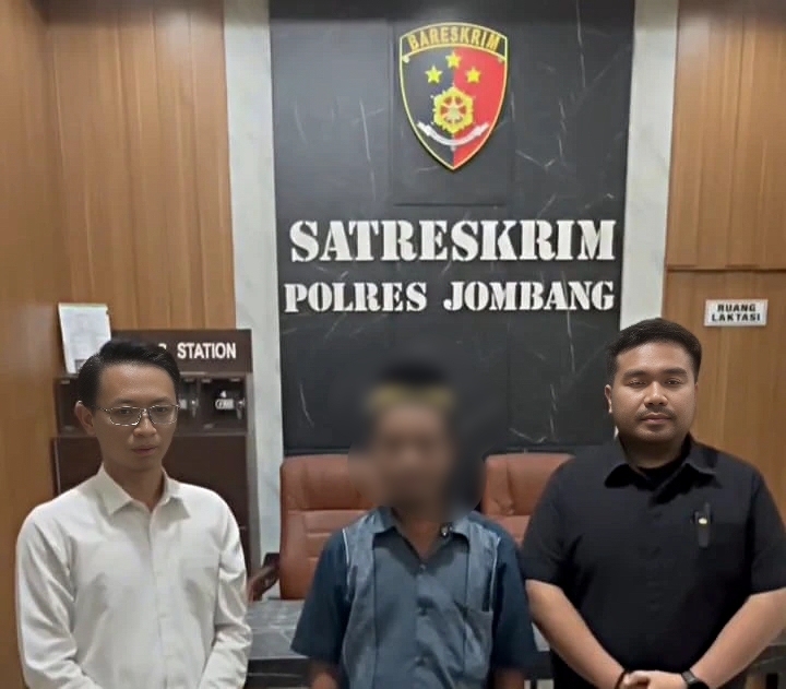 Terduga pelaku pembuangan limbah pemotongan ayam ke Sungai Brantas Jombang, Jawa Timur akhirnya tertangkap. Warga berinisial J (41), asal Kecamatan Plandaan, diamankan setelah aksinya viral di media sosial (Medsos).